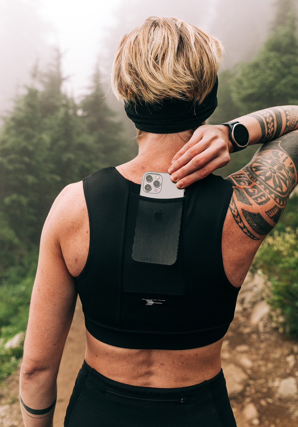 Flyout Sports Bra in black, back pocket