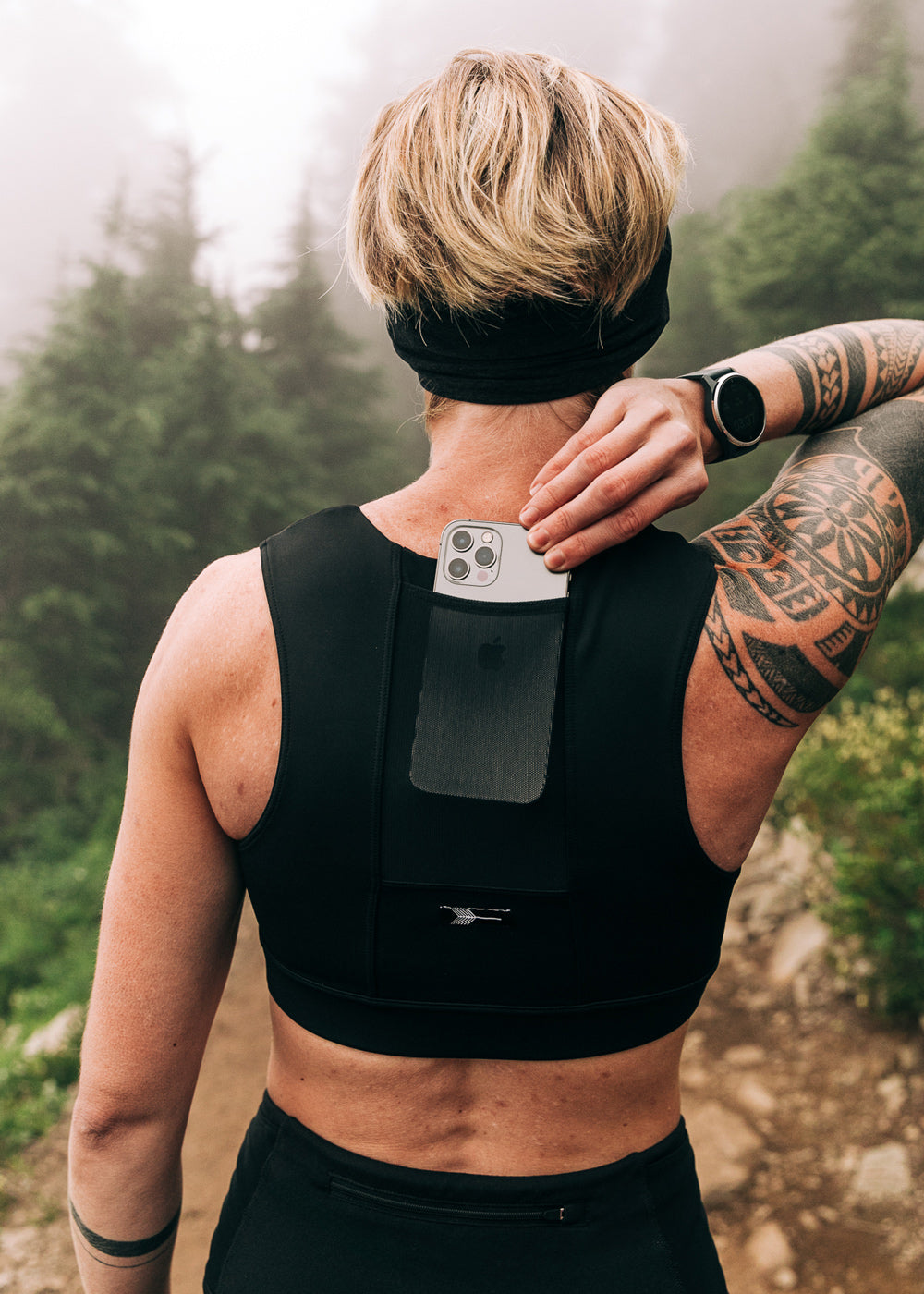 Flyout Sports Bra in black, back pocket