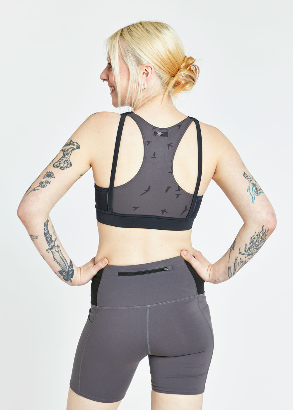 ⚡️Oiselle Pockito Bra⚡️, She has something to SMILE 😊 about! The Oiselle Pockito  Bra is beautiful, fits like a dream AND has pockets! Easily carry your  phone on your runs 🏃🏽‍♀️!